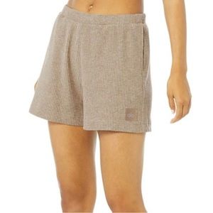 ALO yoga Muse shorts in gravel small